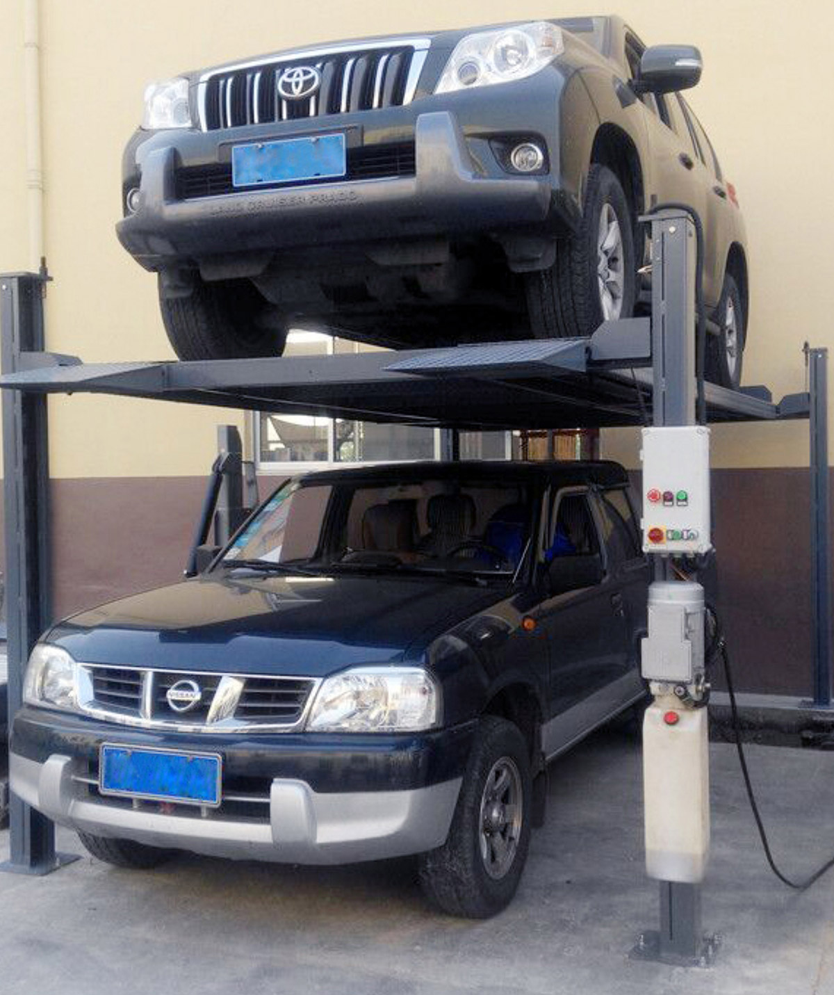 機(jī)械車(chē)位四柱簡(jiǎn)易升降機(jī)械停車(chē)設(shè)備安裝效果.jpg
